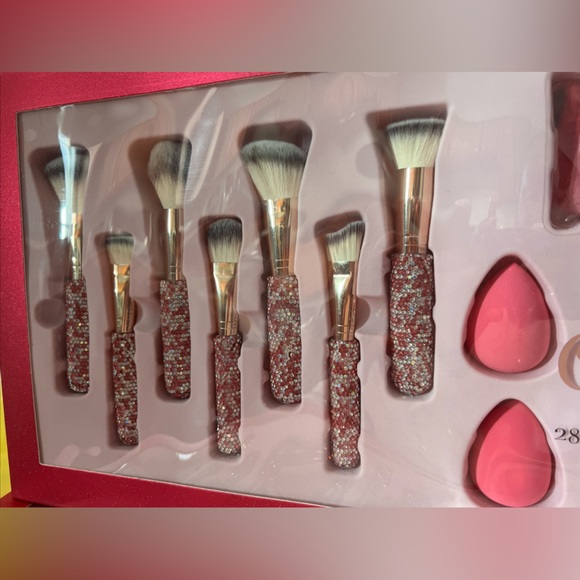 Glitz and Glam Viral Heartstopper Makeup Brush Set - Picture 4 of 6